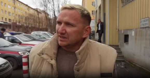 «Мне все объяснили, был неправ»: бизнесмен из Ижевска дрожащим голосом на фоне полицейских машин извинился перед мурманчанами